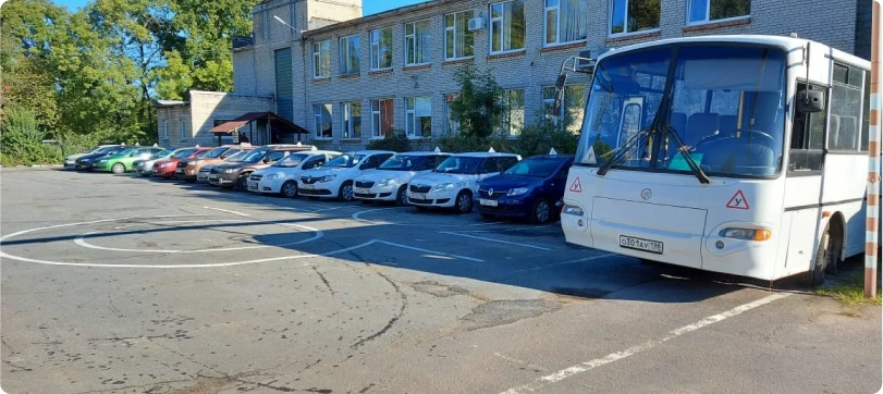 В распоряжении наших учеников более 30 новых легковых и грузовых автомобилей, мотоциклов, мопедов, автобусов и прицепов отечественного и зарубежного производства